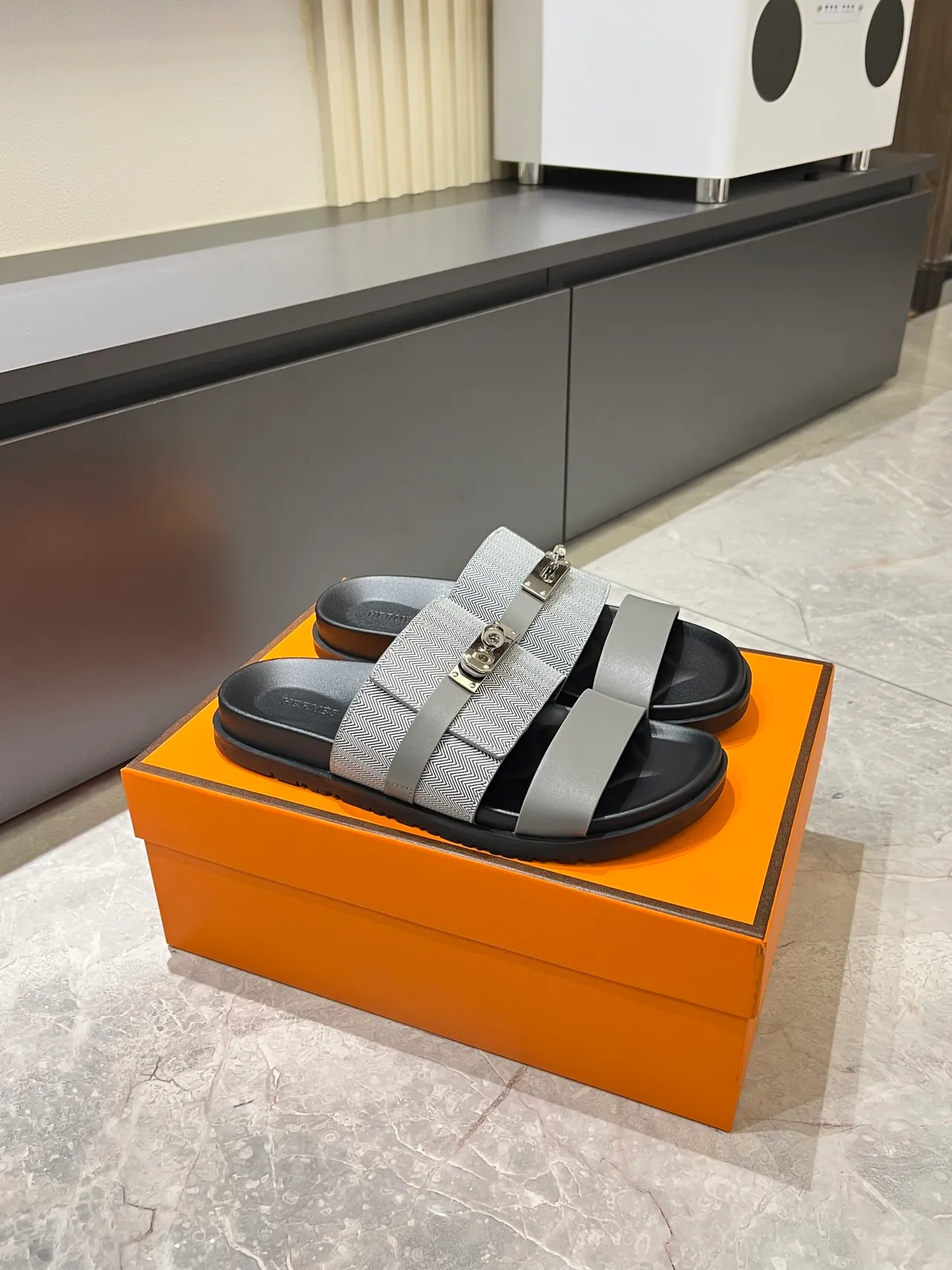 Hermès Oran Black Beige Double sangle Attache en H Sandales 17