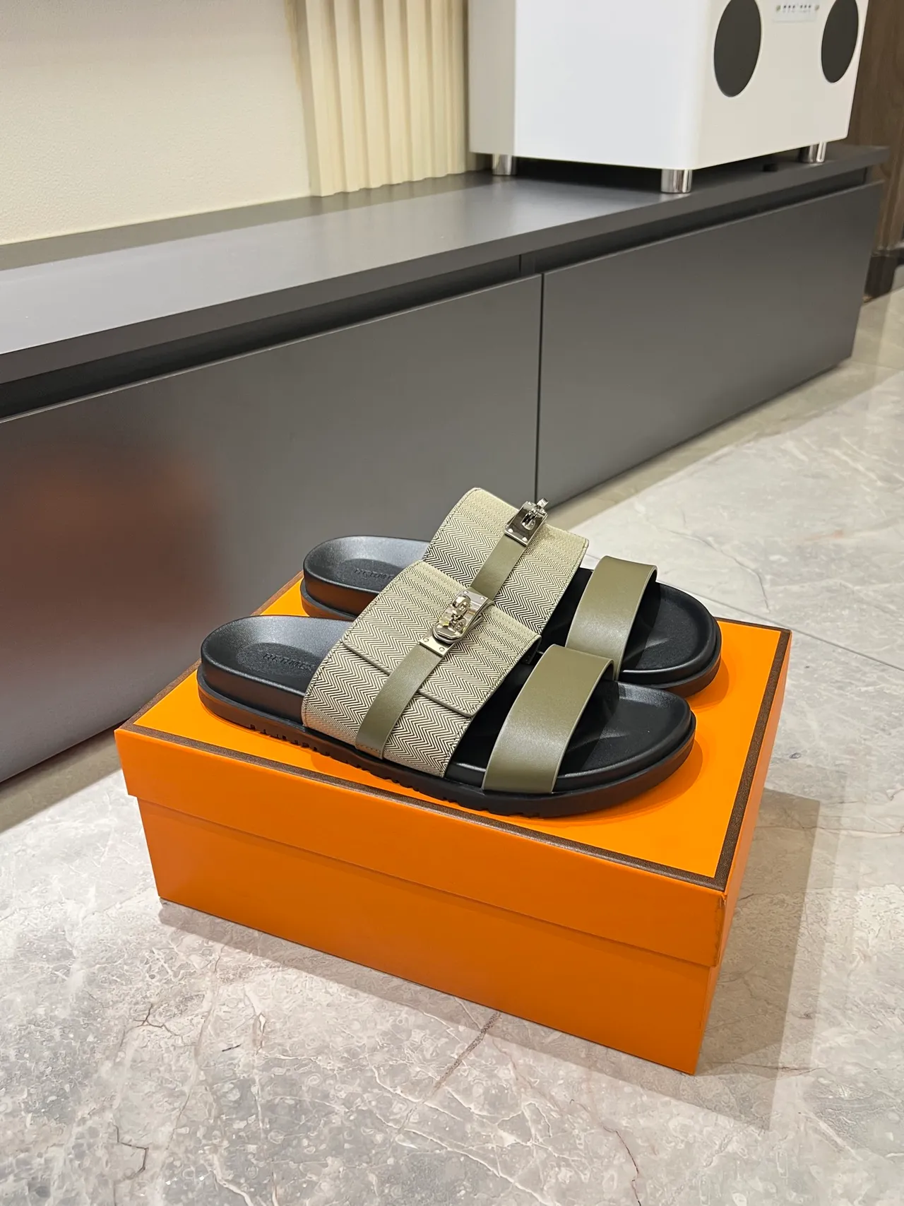 Hermès Oran Black Beige Double sangle Attache en H Sandales 18