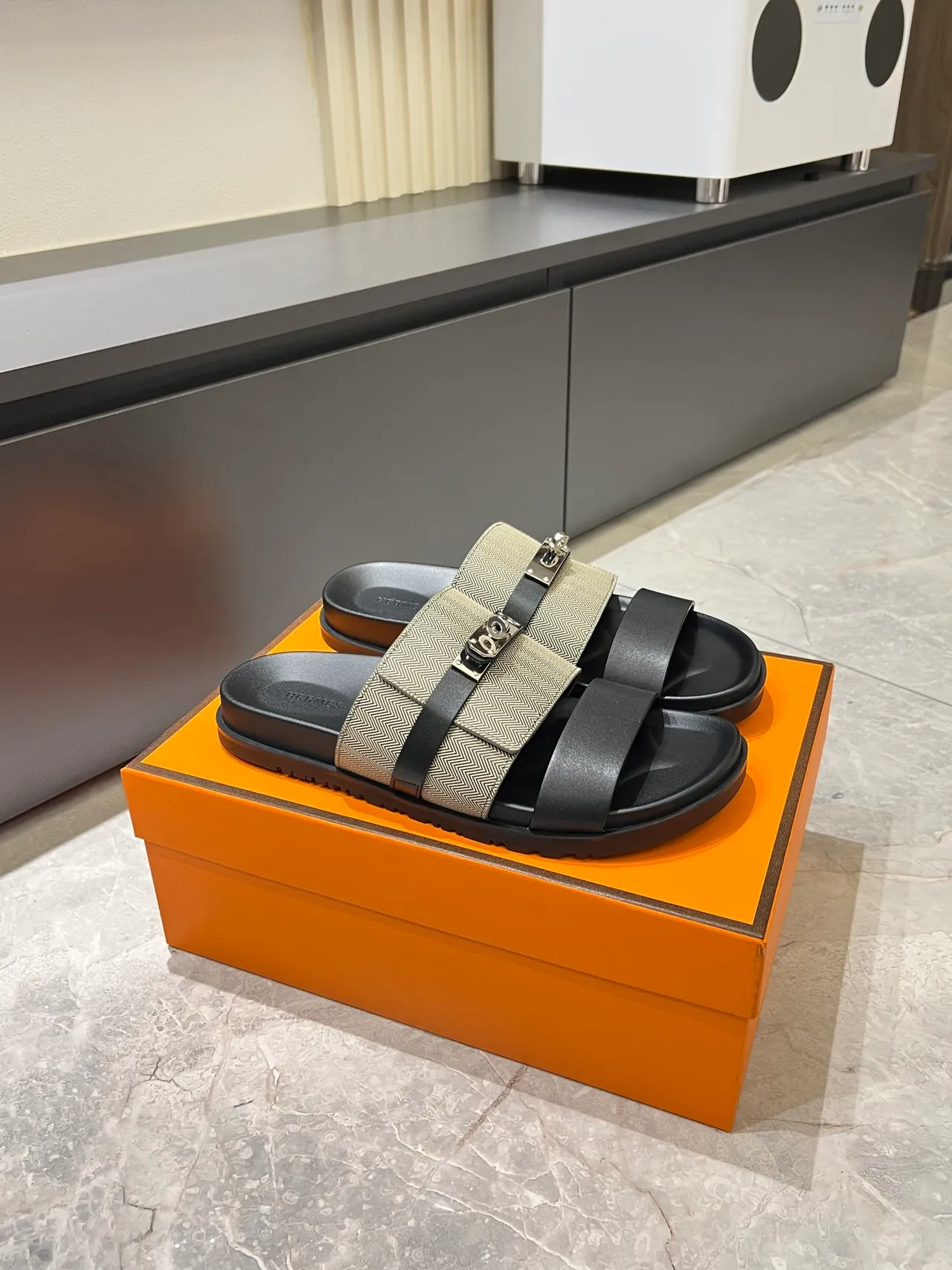 Hermès Oran Black Beige Double sangle Attache en H Sandales 19