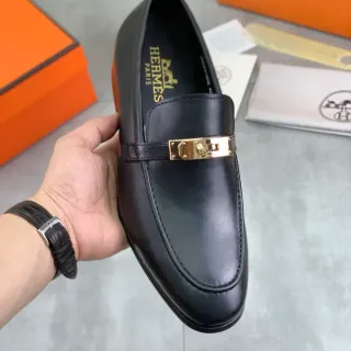 Hermès Oran Mocasines de Cuero Negro con Hebilla de Oro