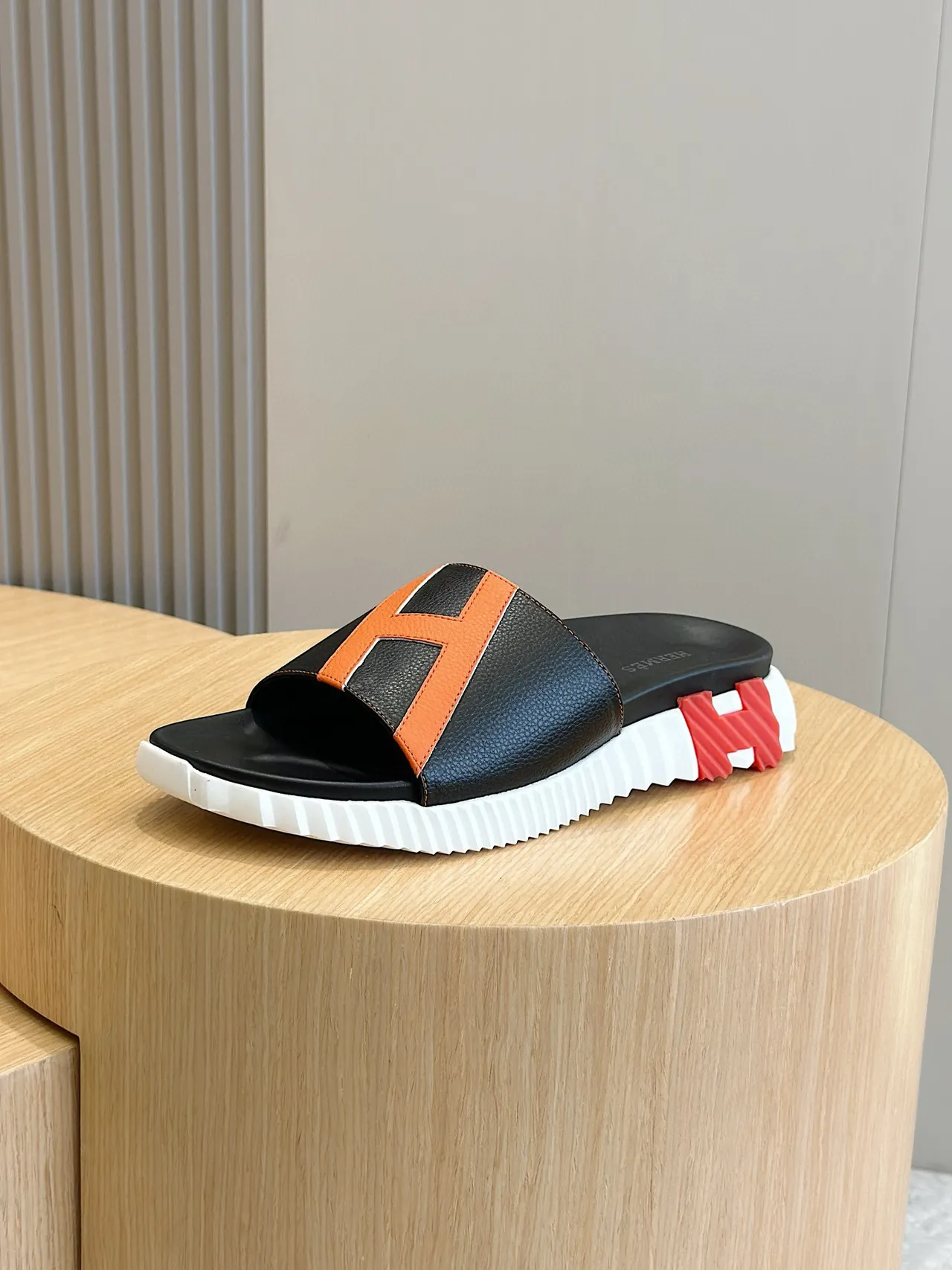 Hermès Oran Slide Rasteiras pretas e laranja de couro 2
