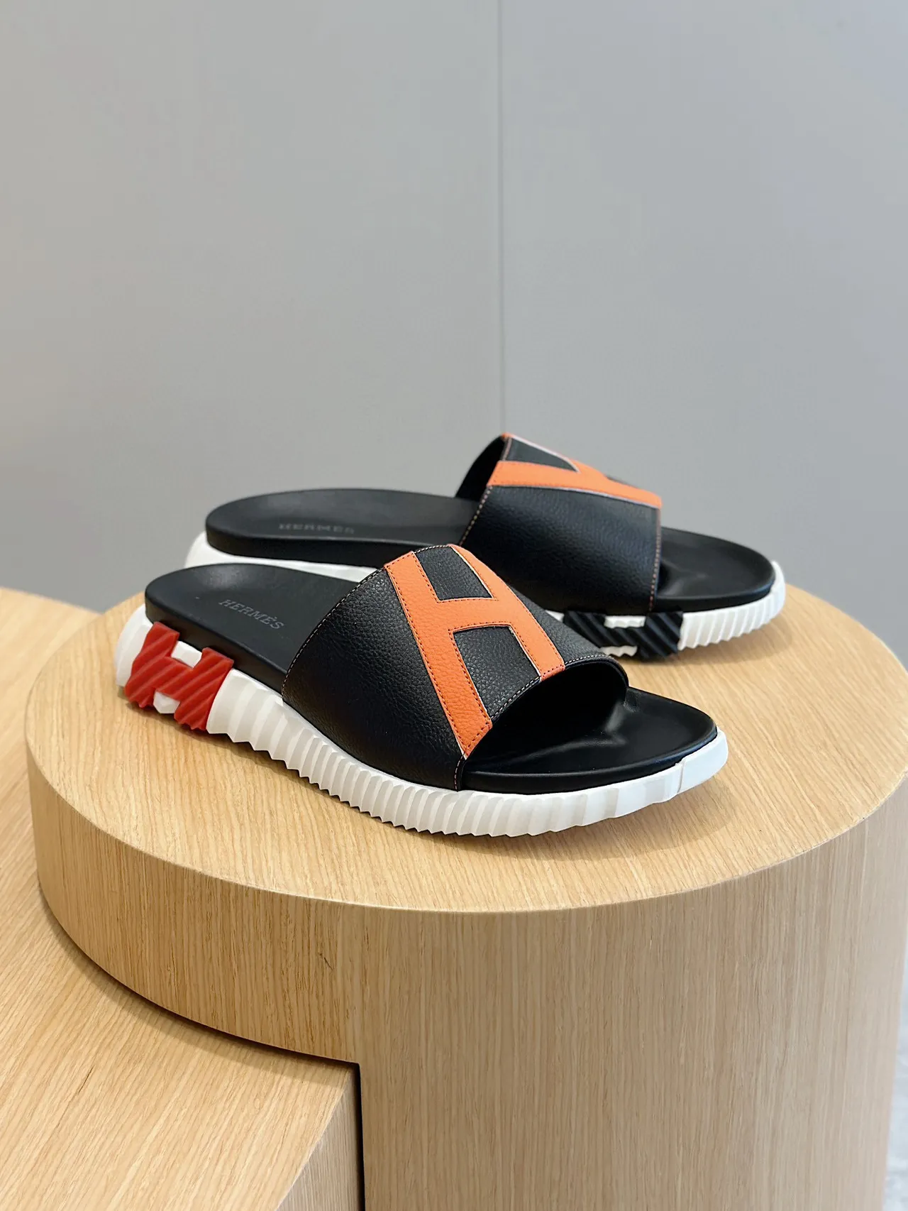 Hermès Oran Slide Rasteiras pretas e laranja de couro 3