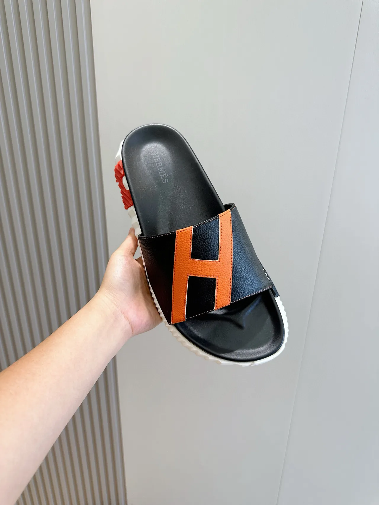 Hermès Oran Slide Rasteiras pretas e laranja de couro 4