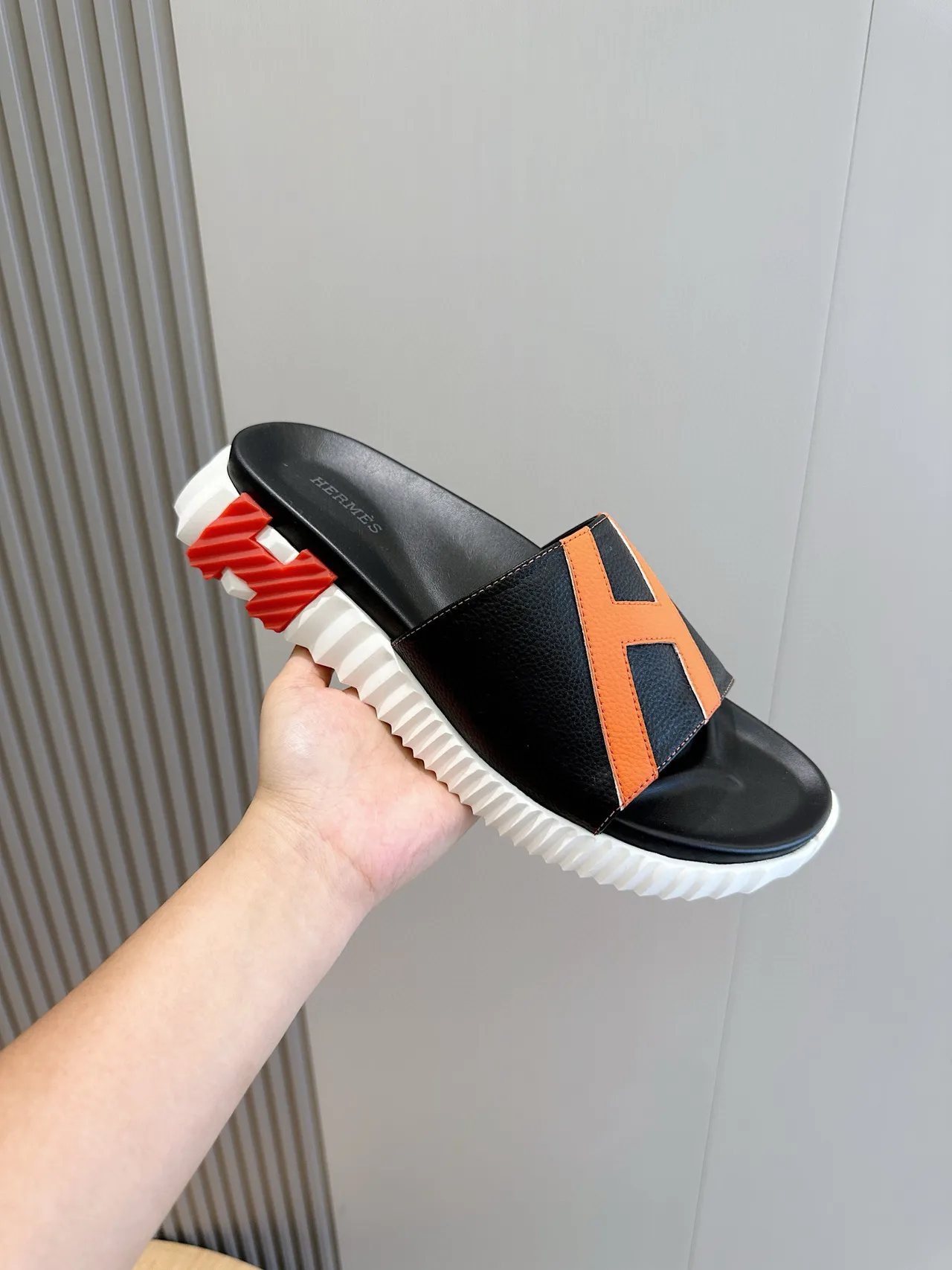 Hermès Oran Slide Rasteiras pretas e laranja de couro 5
