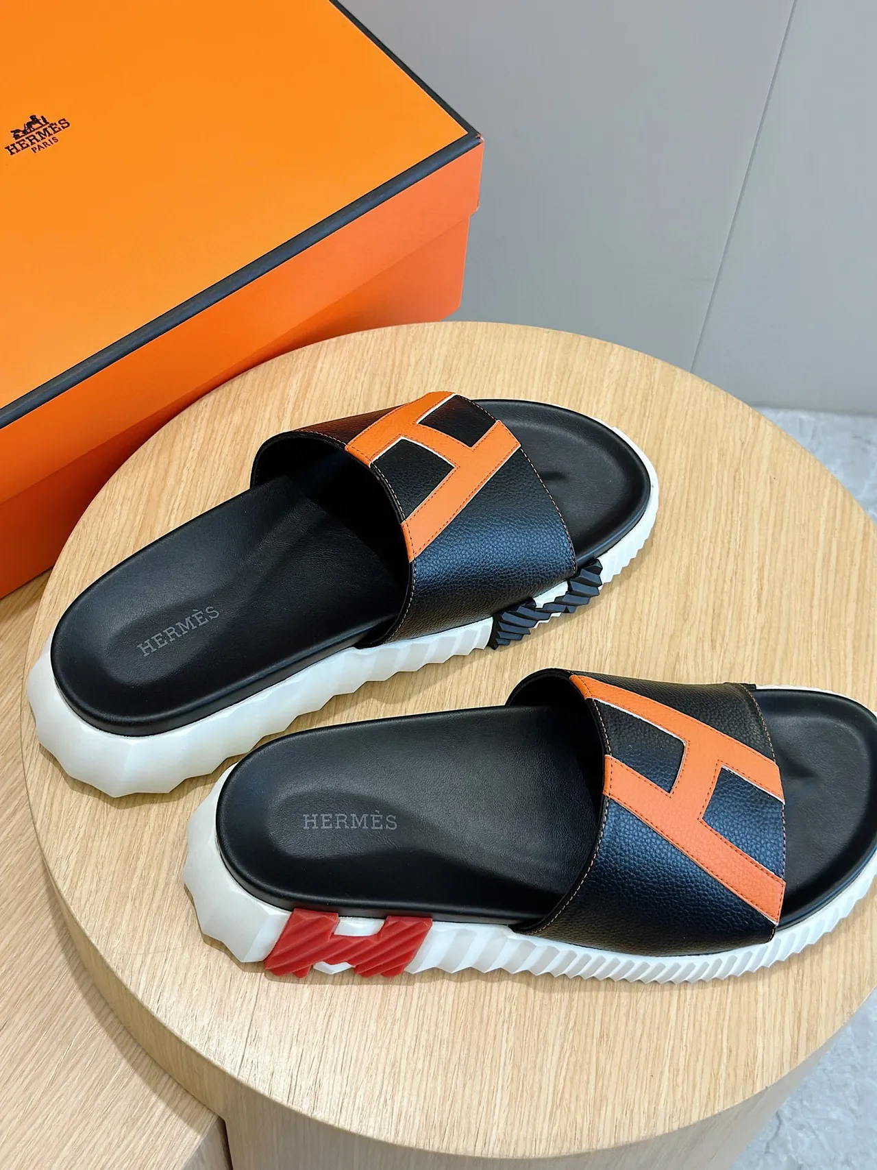 Hermès Oran Slide Rasteiras pretas e laranja de couro 6