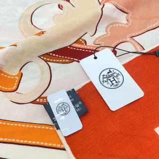 Hermès Naranja Beige Impreso Motivo Ecuestre Detalle de Costura en Contorno Pañuelo de Seda