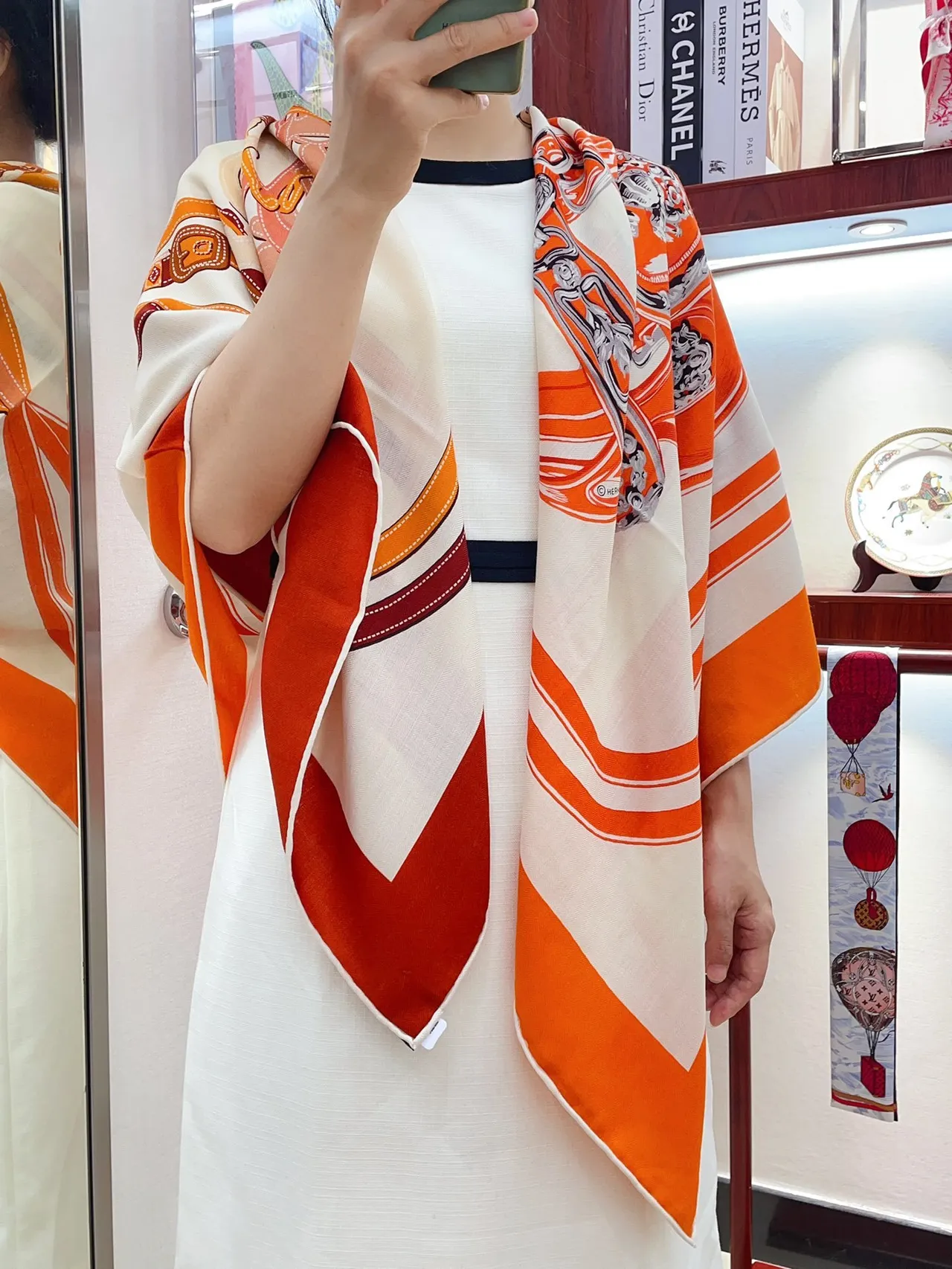 Hermès Orange Beige Imprimé Motif Équestre Détail de Couture en Contour Écharpe en Soie 2