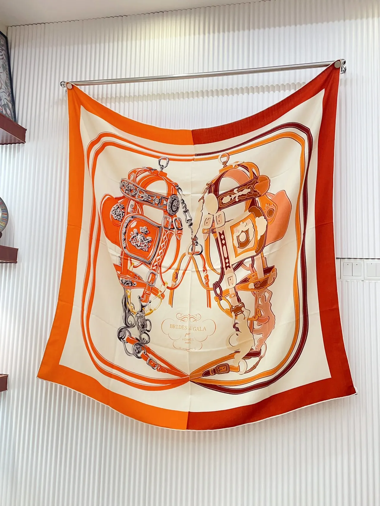 Hermès Orange Beige Imprimé Motif Équestre Détail de Couture en Contour Écharpe en Soie 6