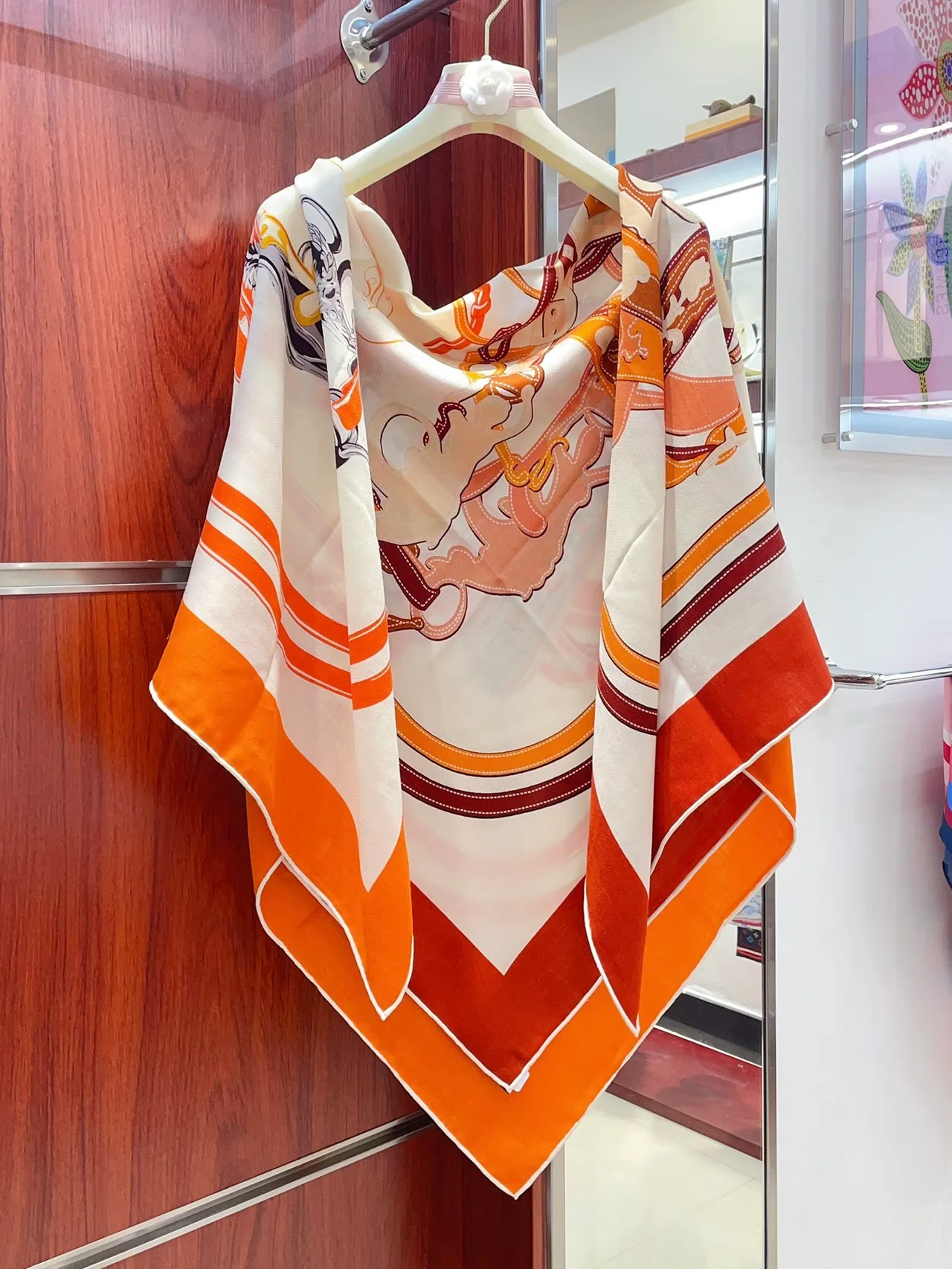 Hermès Orange Beige Imprimé Motif Équestre Détail de Couture en Contour Écharpe en Soie 7
