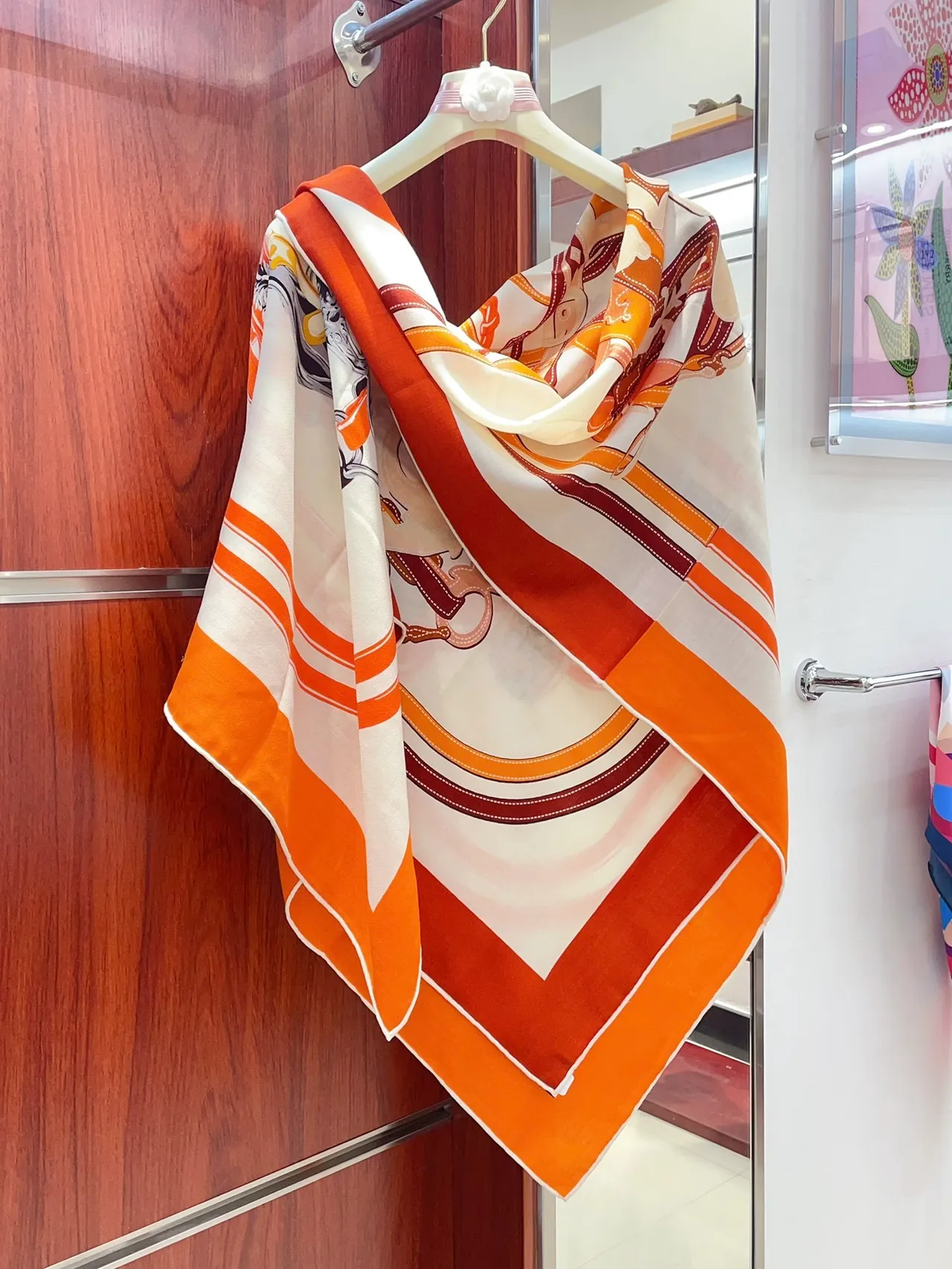 Hermès Orange Beige Imprimé Motif Équestre Détail de Couture en Contour Écharpe en Soie 8