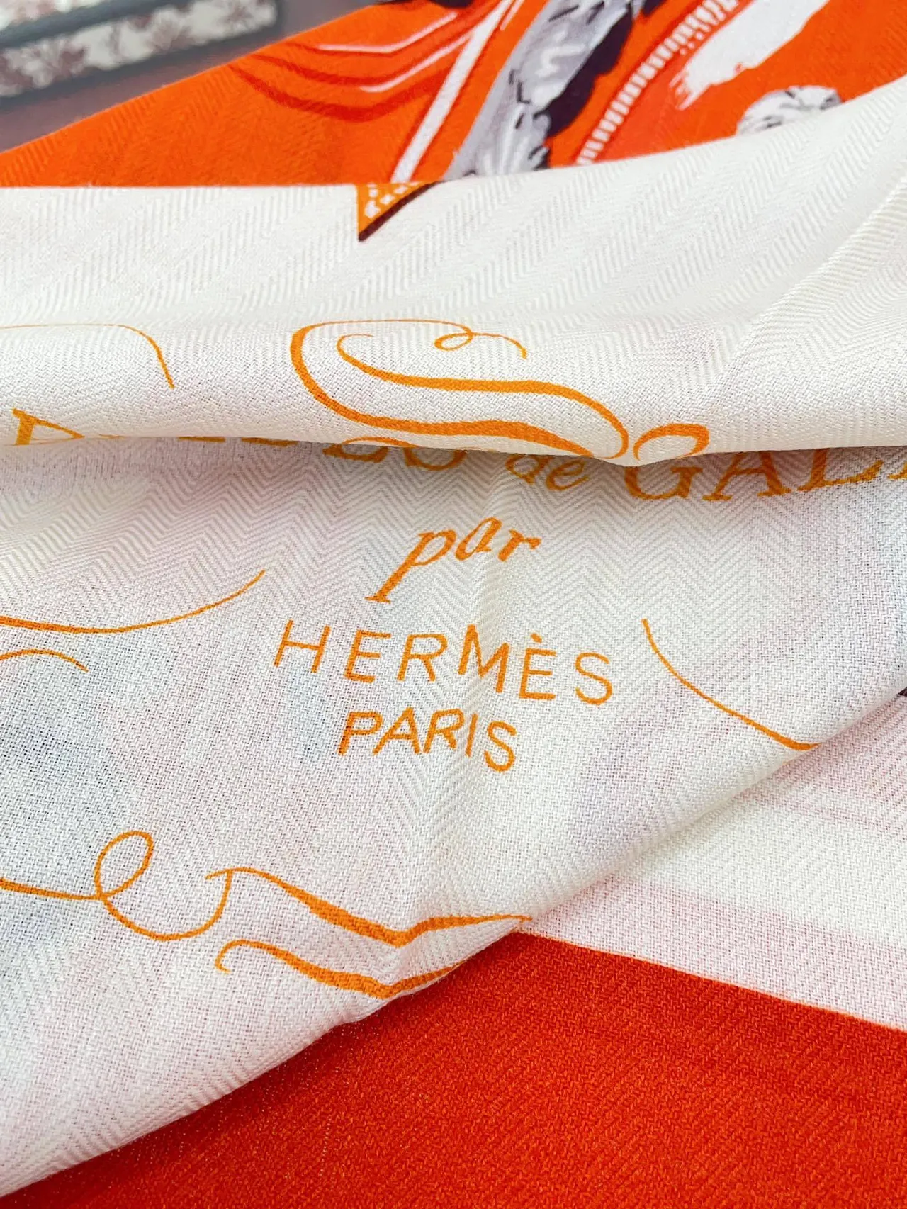Hermès Orange Beige Imprimé Motif Équestre Détail de Couture en Contour Écharpe en Soie 9