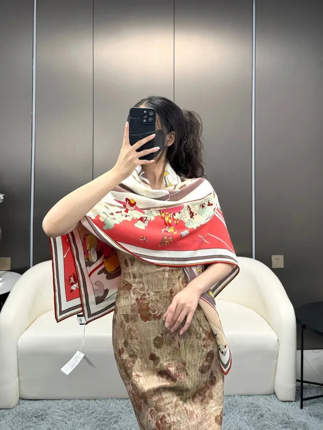 Hermès Motif de Dessin Animé Imprimé Écharpe de Soie Rouge 3