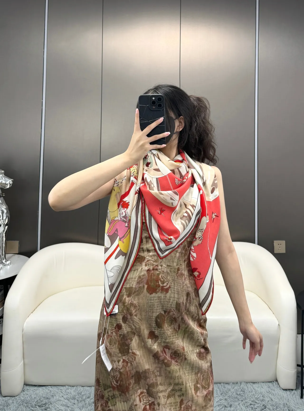 Hermès Motif de Dessin Animé Imprimé Écharpe de Soie Rouge 5