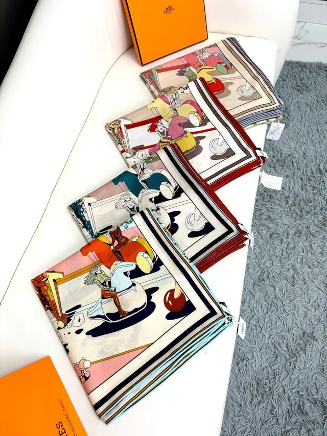 Hermès Motif de Dessin Animé Imprimé Écharpe de Soie Rouge 6