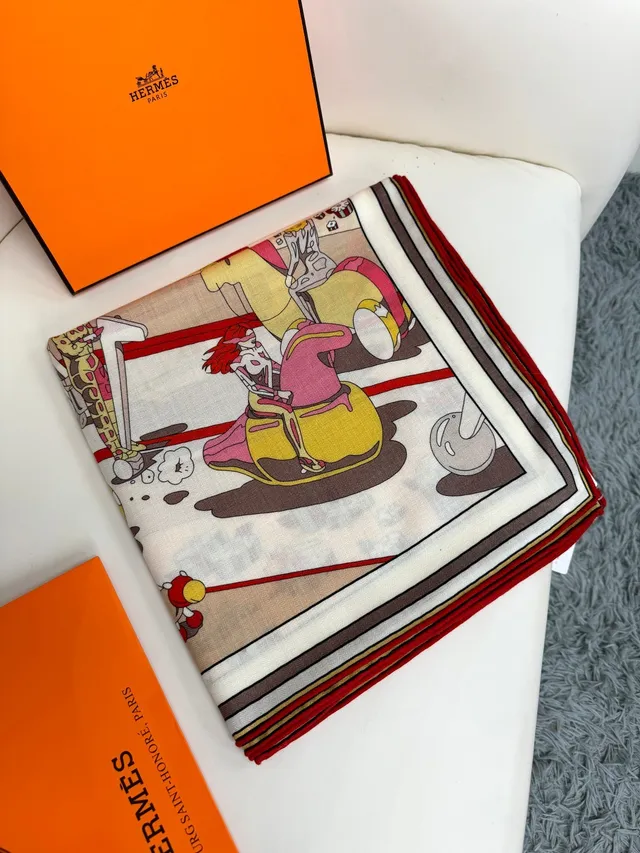 Hermès Motif de Dessin Animé Imprimé Écharpe de Soie Rouge 7