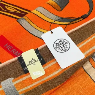 Hermès 印花马术图案橙色丝巾