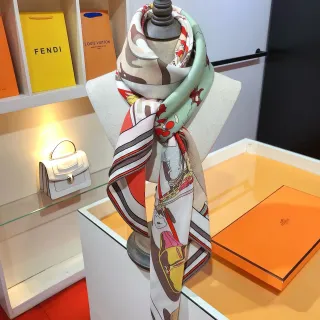 Hermès मुद्रित बहुरंगी चौकोर रेशम स्कार्फ