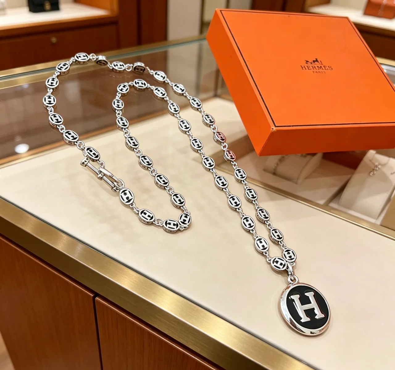 Collar Hermès Plata Negro Metal Esmaltado Motivo H 2