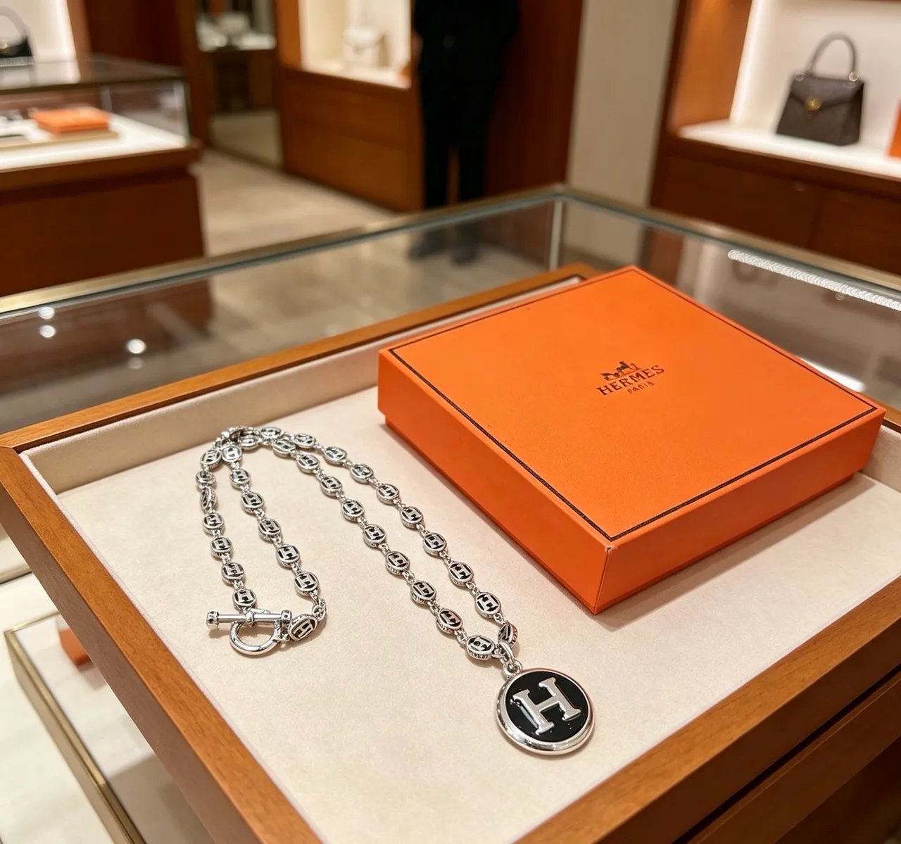 Collar Hermès Plata Negro Metal Esmaltado Motivo H 3
