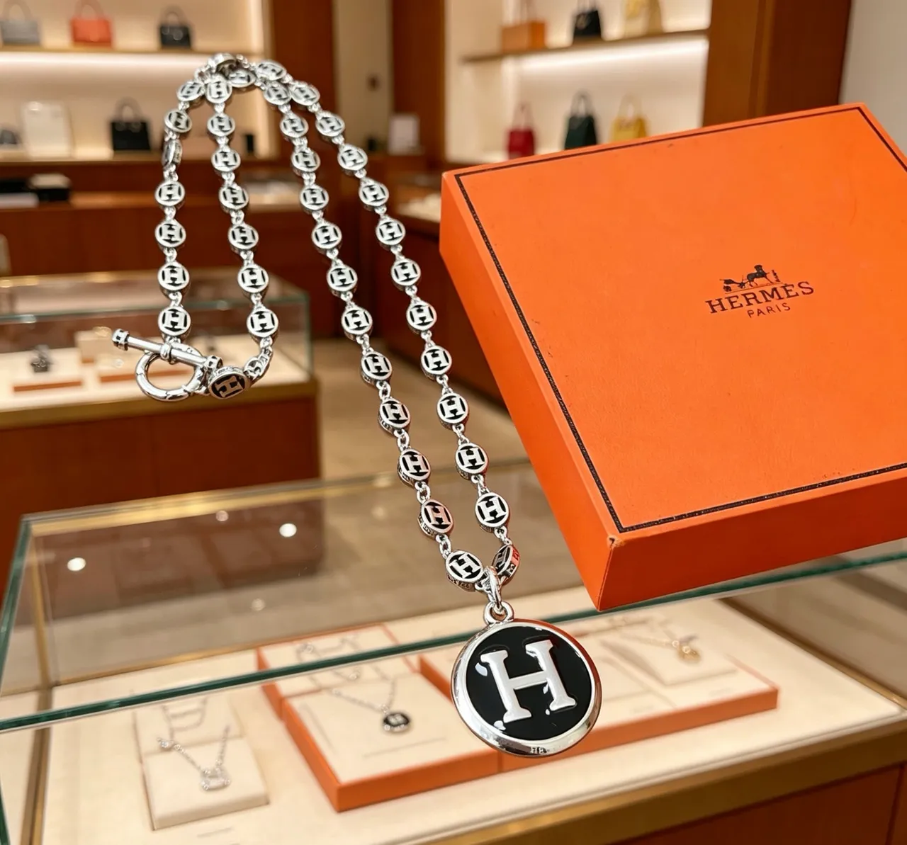 Collar Hermès Plata Negro Metal Esmaltado Motivo H 4
