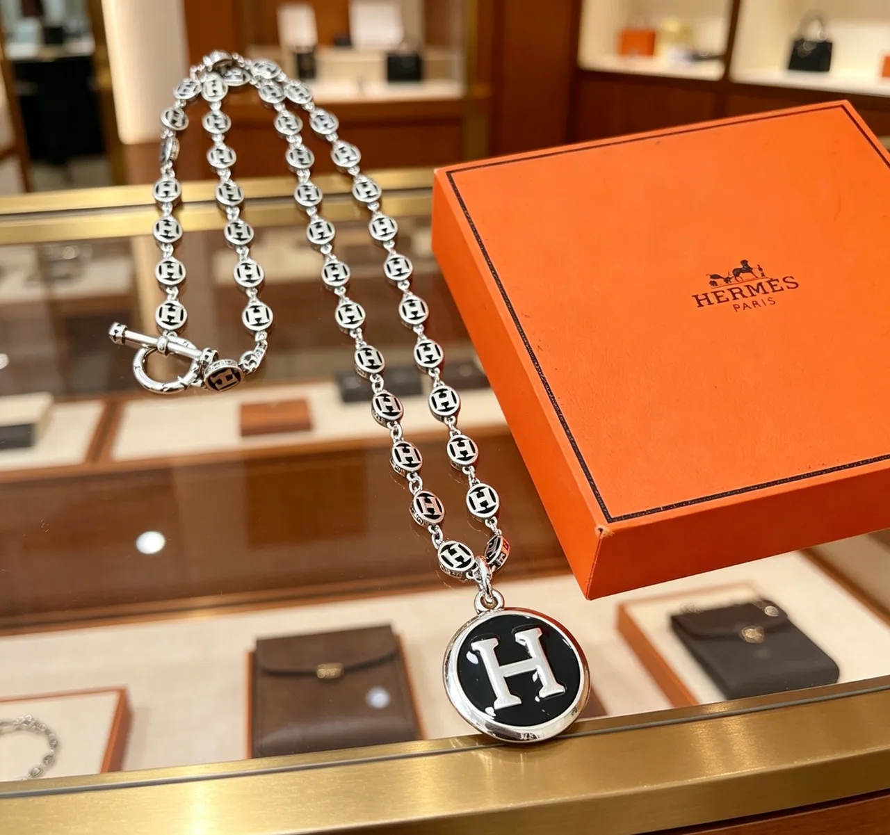 Collar Hermès Plata Negro Metal Esmaltado Motivo H 6
