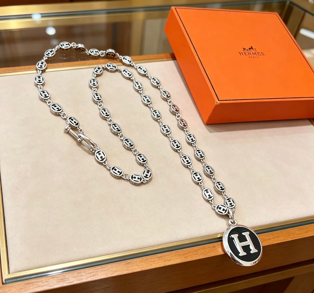 Collar Hermès Plata Negro Metal Esmaltado Motivo H 7
