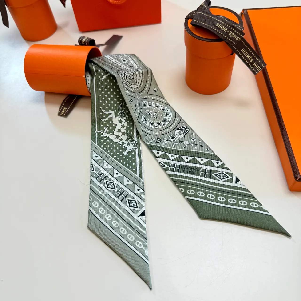 Hermès Twilly Verde e Branco Estreito Alongado Silhueta Impresso Paisley e Motivos Ecuestres Lenço de Seda 4