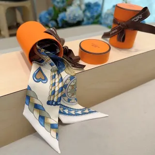 Hermès Blanco Azul Impreso Estrecho Pañuelo de Seda