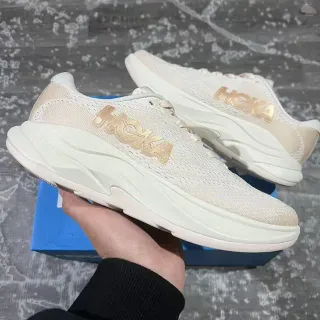 Hoka Clifton Beige Gold الجزء العلوي من الكيت المهندس السولة المتوسطة المصممة أحذية الجري