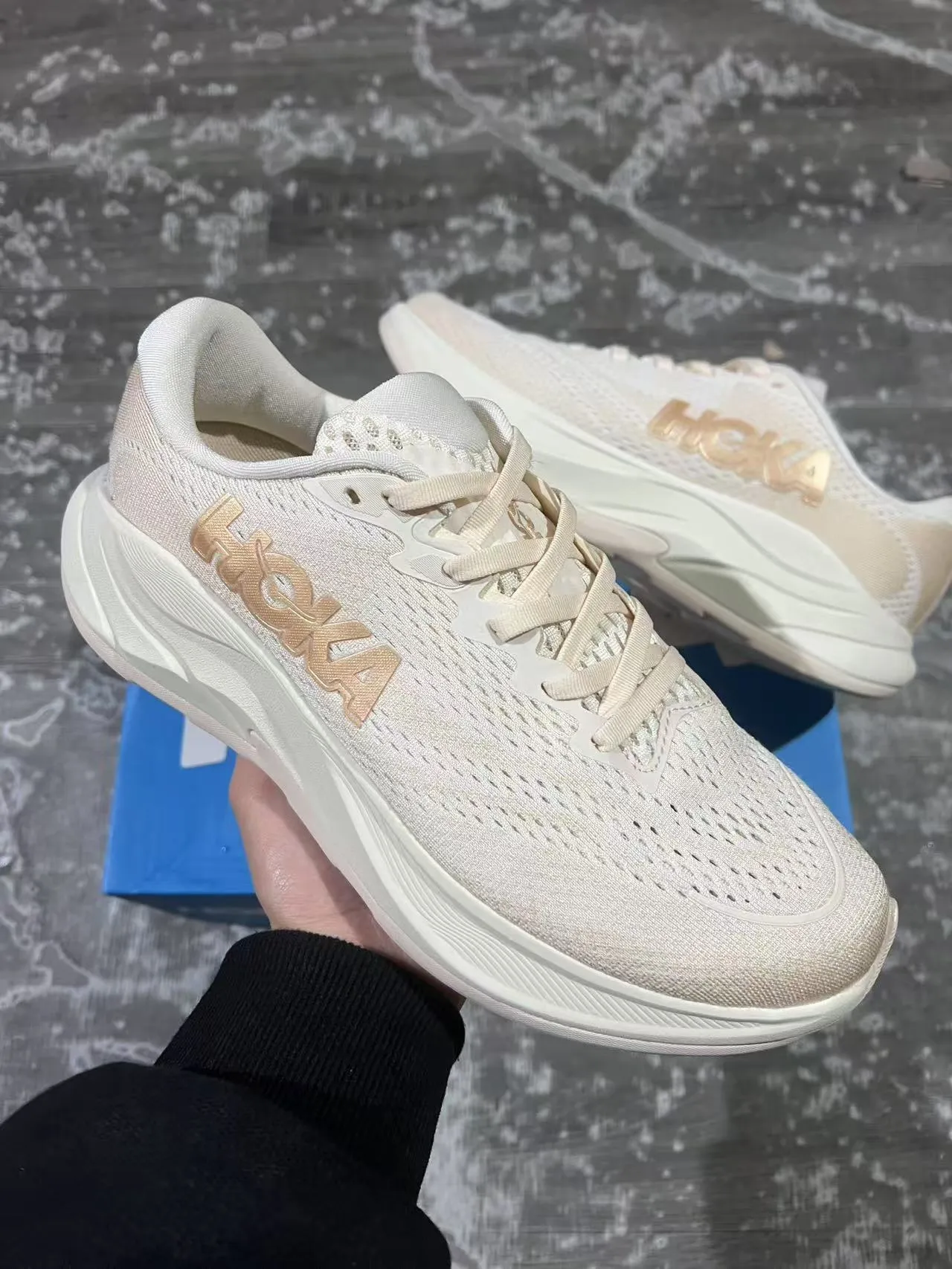 Hoka Clifton Beige Gold Empeigne tricot ingénierie Médiasole sculptée Chaussures de course 2