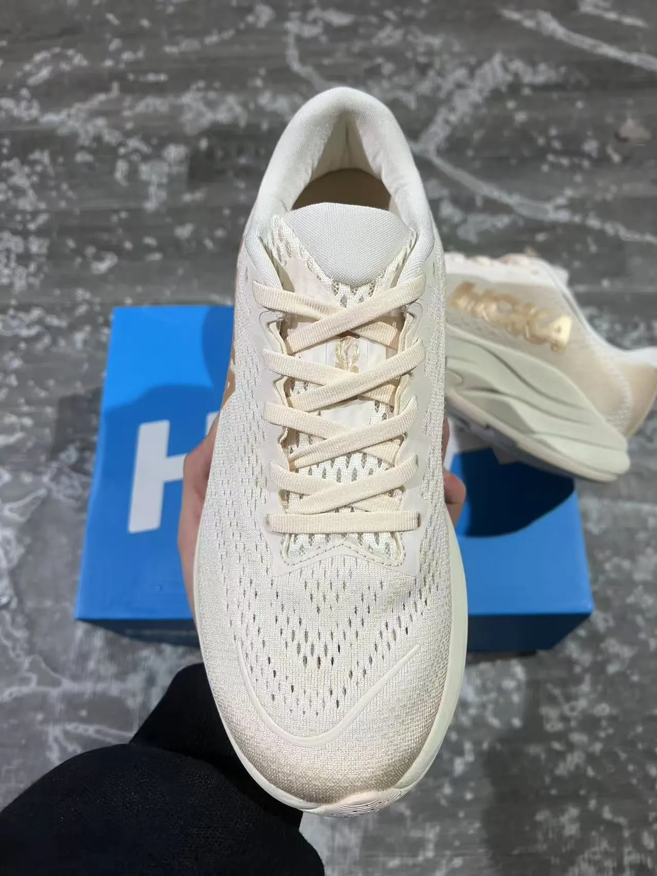 Hoka Clifton Beige Gold Empeigne tricot ingénierie Médiasole sculptée Chaussures de course 3