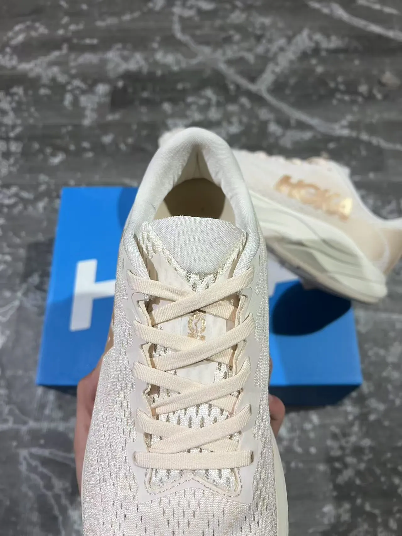 Hoka Clifton Beige Gold Empeigne tricot ingénierie Médiasole sculptée Chaussures de course 4