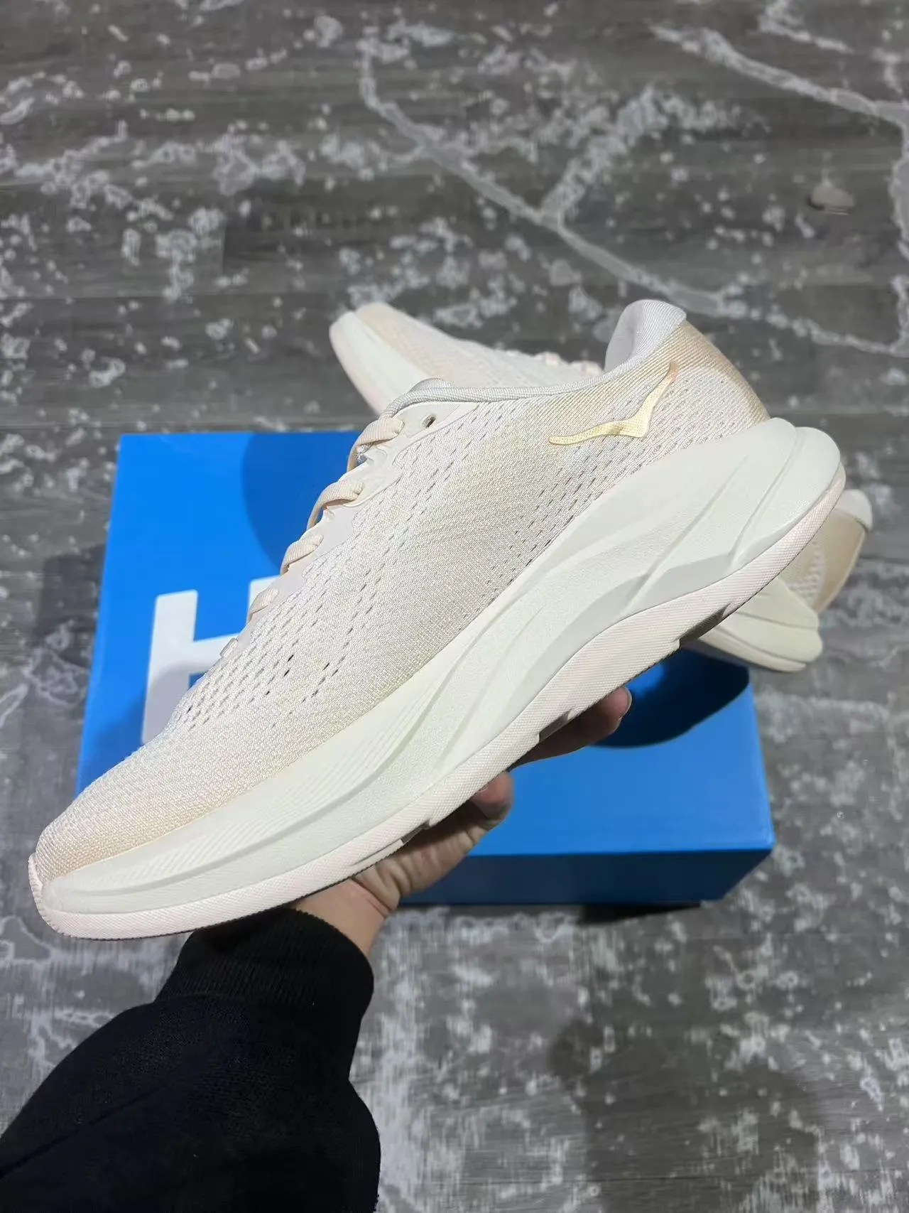 Hoka Clifton Beige Gold Empeigne tricot ingénierie Médiasole sculptée Chaussures de course 5