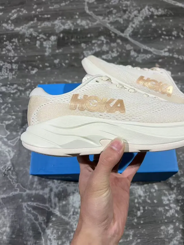 Hoka Clifton Beige Gold Empeigne tricot ingénierie Médiasole sculptée Chaussures de course 7