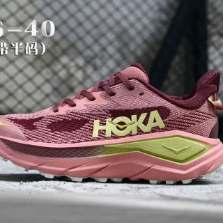 Hoka Zapatillas de correr rosa amarillo con parte superior de punto ingenieril y mediasuela rockered