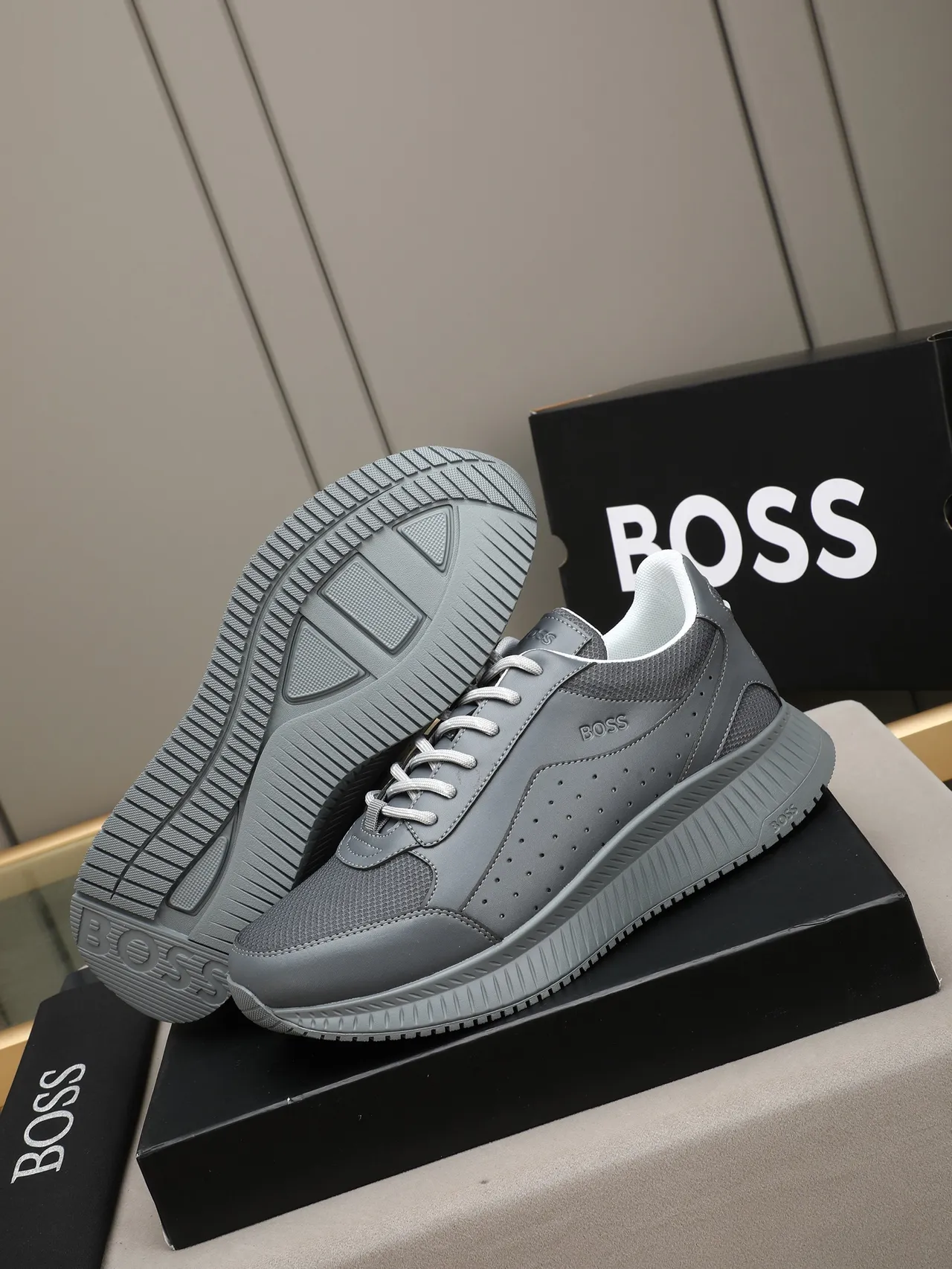 Hugo Boss Cinza Branco Couro Perfuração Superior Painel Malha Acentos Tênis Lifestyle 4