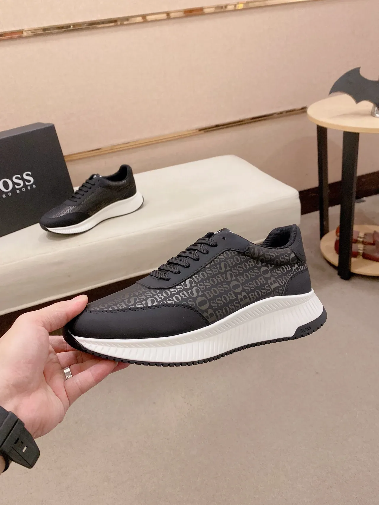 Hugo Boss Tênis Lifestyle Monogramado Preto e Branco 3