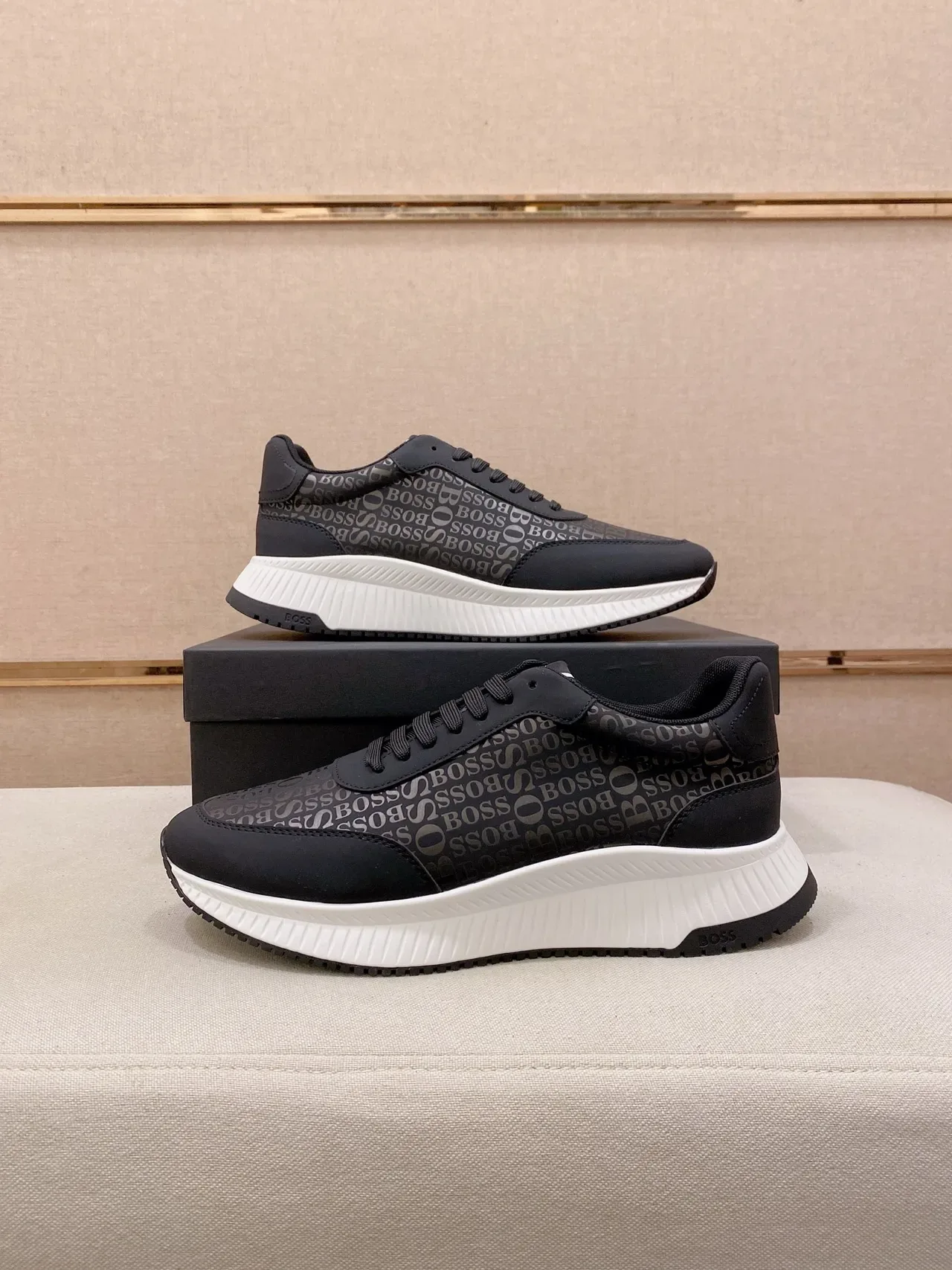 Hugo Boss Tênis Lifestyle Monogramado Preto e Branco 7