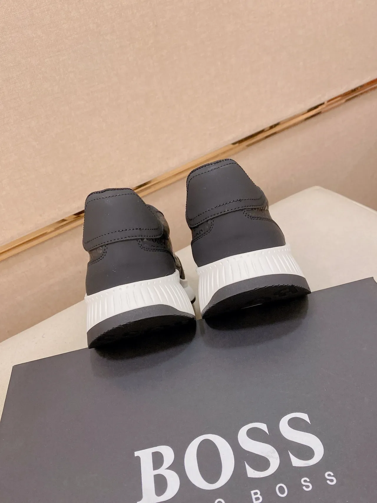 Hugo Boss Tênis Lifestyle Monogramado Preto e Branco 8