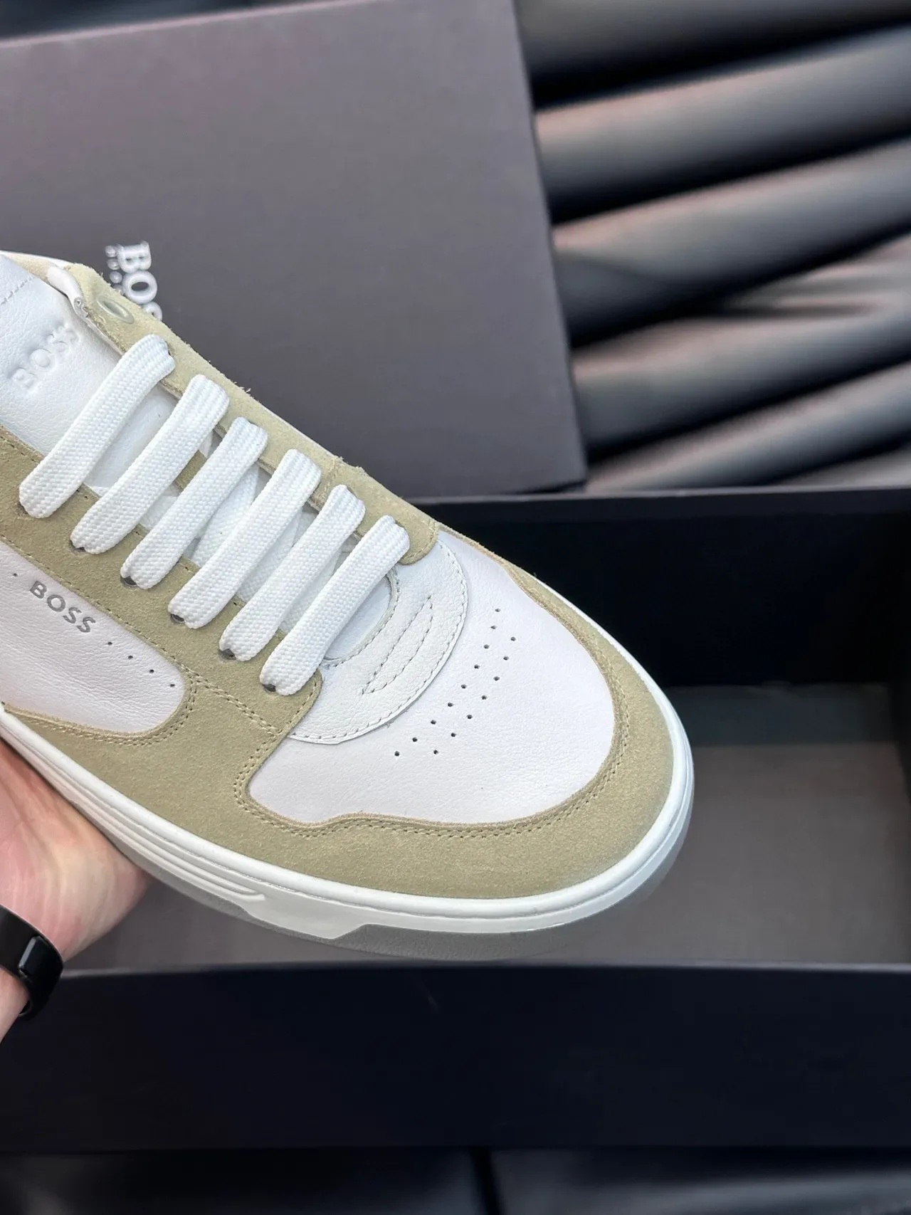 Chaussures Lifestyle Hugo Boss Blanc et Beige en Daim et Cuir Panelées Bout Bas 4