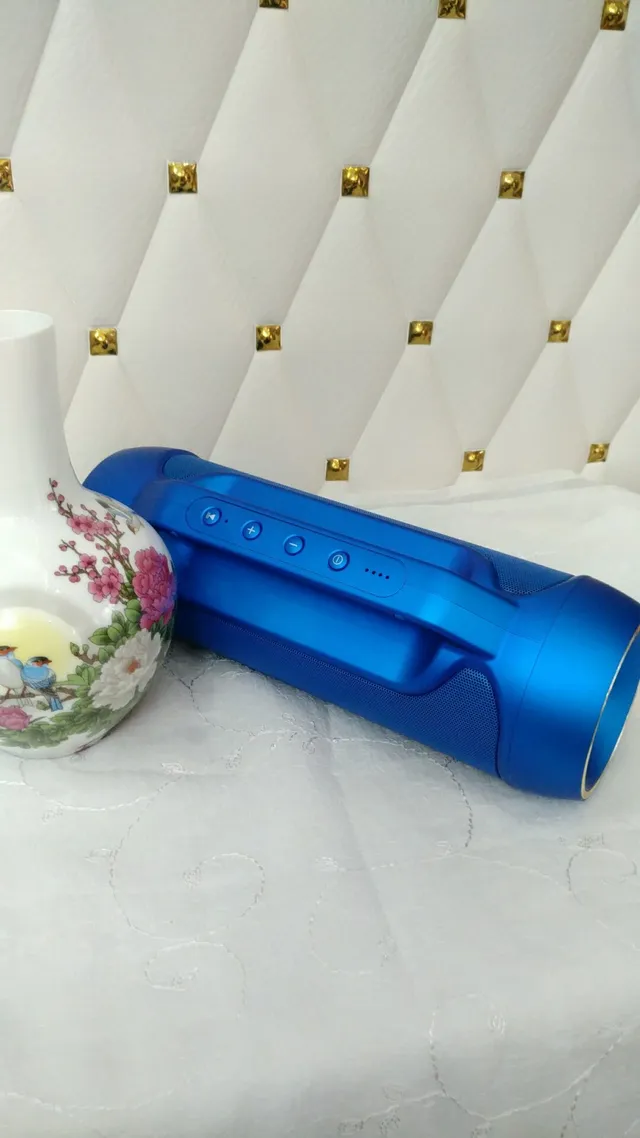 JBL Blue Red Cylindrical Body Integrated Top Handle Portable Speaker 7