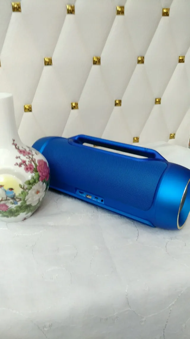 JBL Blue Red Cylindrical Body Integrated Top Handle Portable Speaker 8