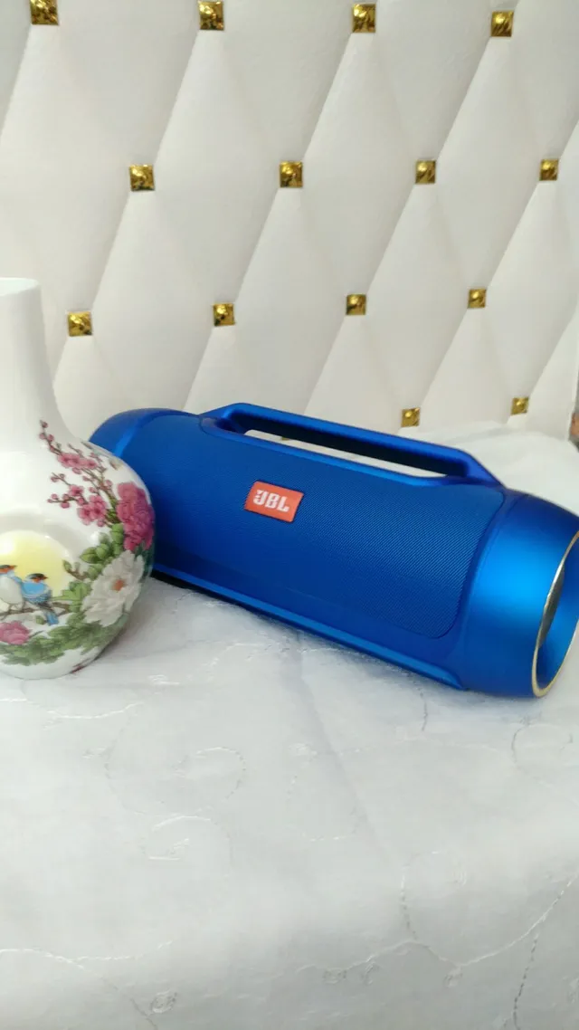 JBL Blue Red Cylindrical Body Integrated Top Handle Portable Speaker 9