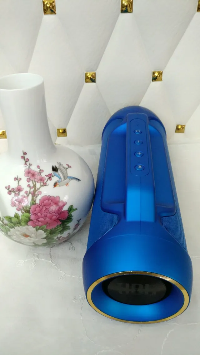 JBL Blue Red Cylindrical Body Integrated Top Handle Portable Speaker 10