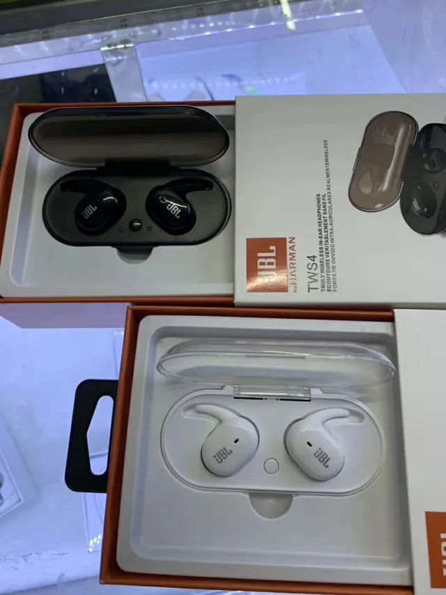 JBL Twins True Wireless Earbuds Black and White TWS Earbuds 15