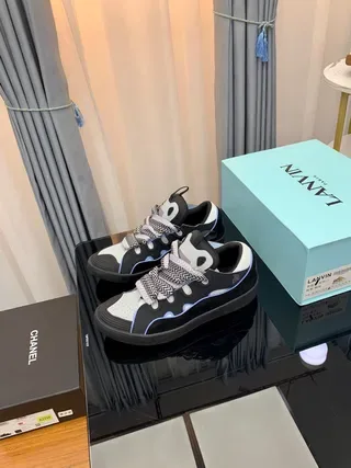 Lanvin أسود أبيض طبقات علوية أزرق فاتح تاتيم أكسنت حذاء نمط حياة 9
