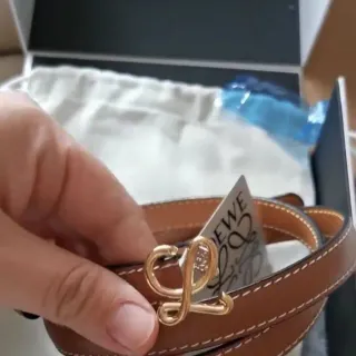 Loewe Anagram Belt Cinturón de cuero marrón dorado estrecho con costura contrastante