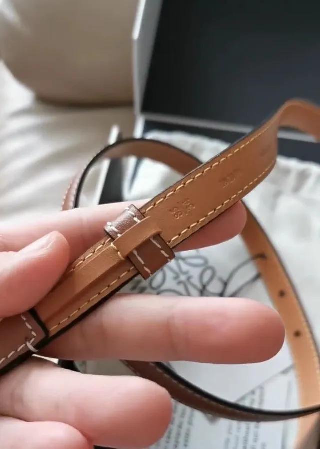 Loeve Anagram Belt حزام جلدي بني ذهبي ضيق مطرز بخيوط متباينة 4