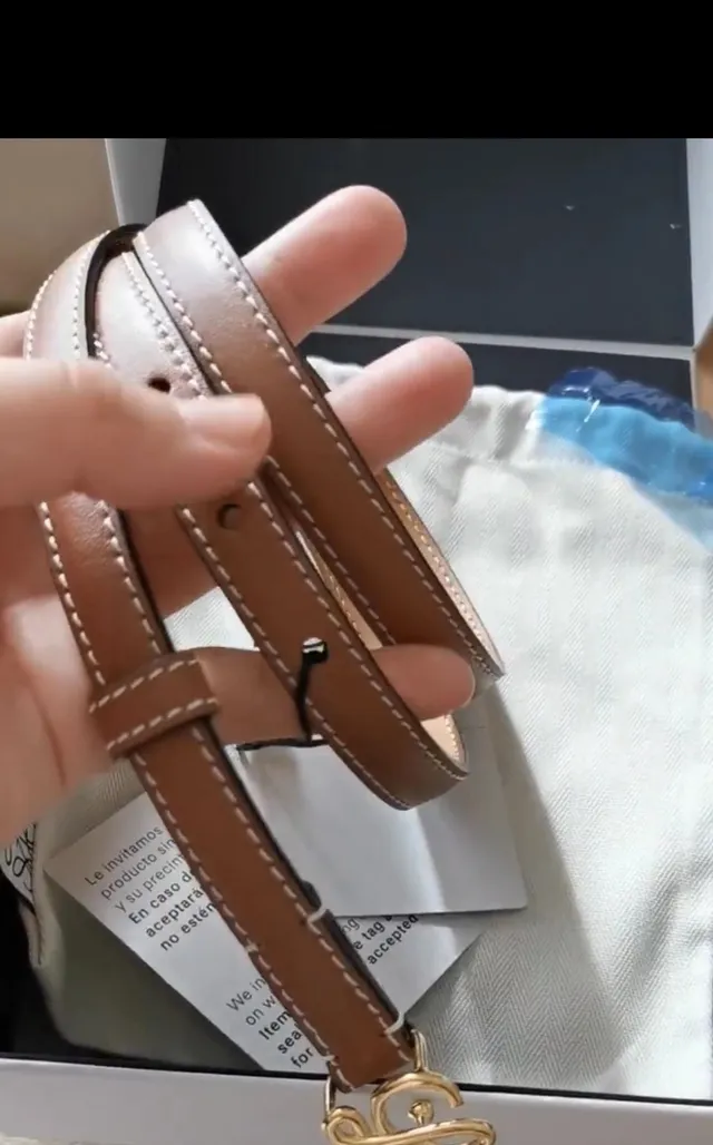 Loeve Anagram Belt حزام جلدي بني ذهبي ضيق مطرز بخيوط متباينة 6