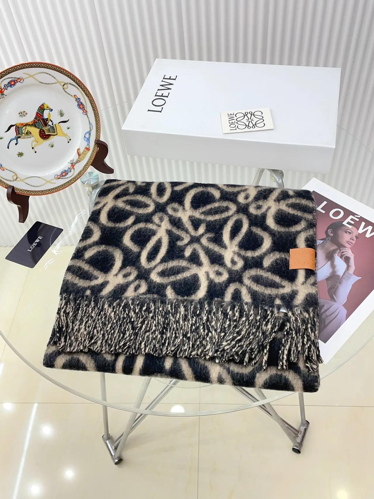 Loewe Anagram Monogram Écharpe en Cachemire Navy et Cream 5